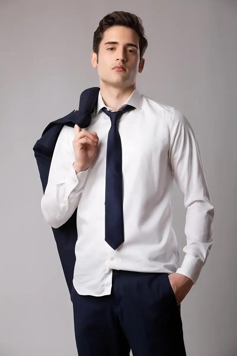 Book modello, camicia bianca e giacca sulla spalla