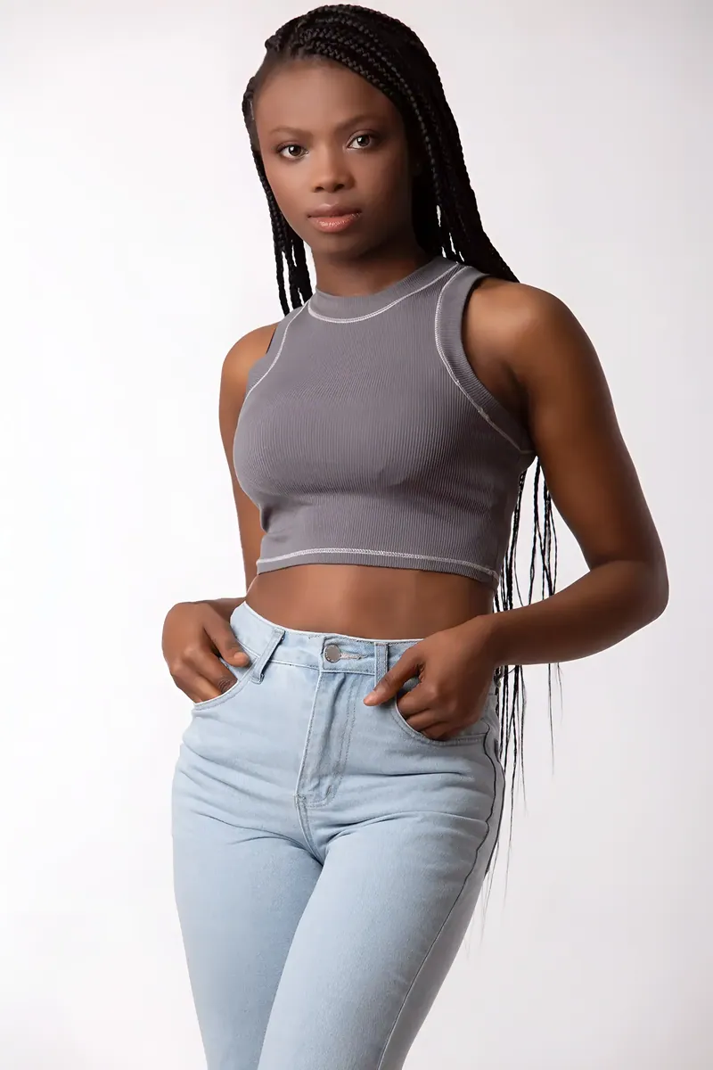 Book modella, top grigio e jeans