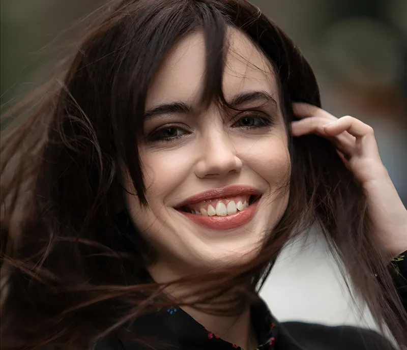 Book donna, sorriso e capelli sciolti