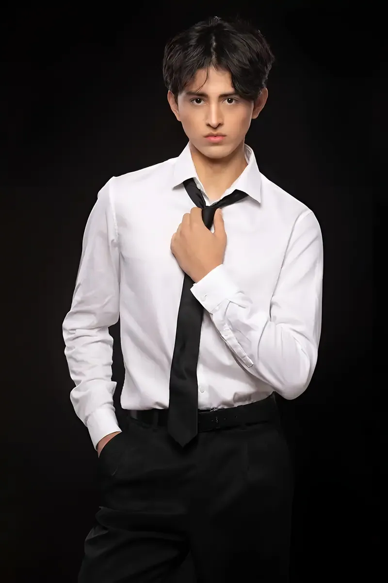 Book uomo, camicia bianca e cravatta su fondo nero