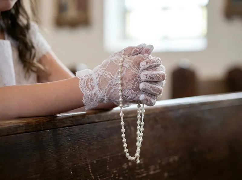 Prima comunione, dettaglio delle mani con il rosario