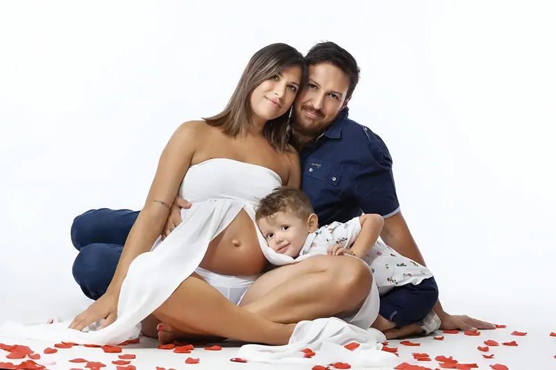 Famiglia in attesa tra i petali, in studio