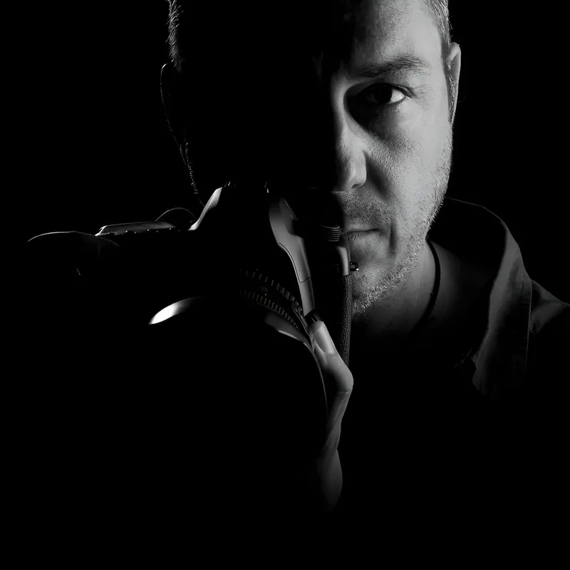 Giovanni Miele con la fotocamera, luce di taglio