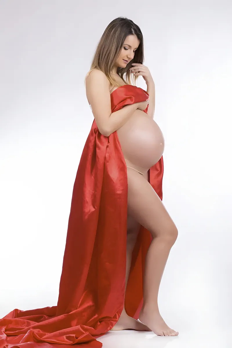 Gravidanza con telo rosso, fondo chiaro
