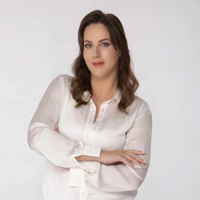 Foto profilo LinkedIn, donna in camicia bianca