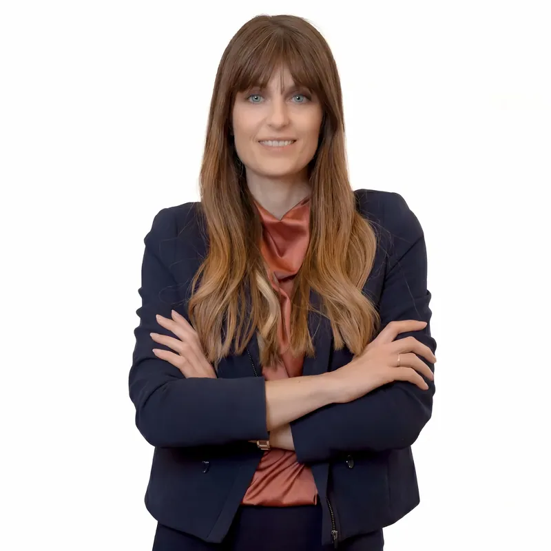 Foto profilo LinkedIn, donna con blazer blu e foulard