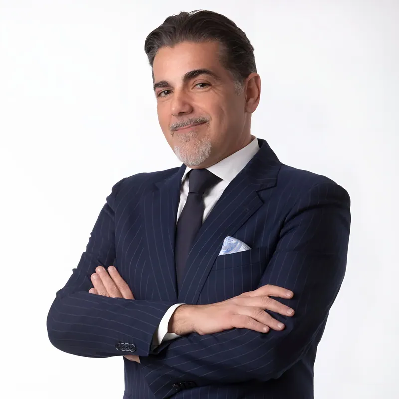 Ritratto LinkedIn, uomo brizzolato in abito scuro