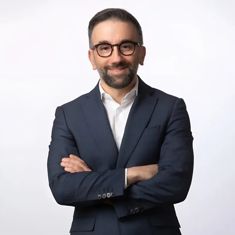 Foto LinkedIn, uomo con occhiali e barba